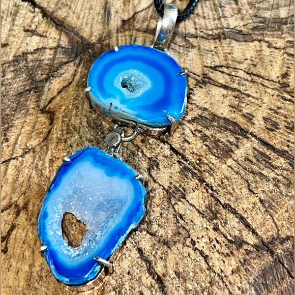 Beautiful Deep Blue Solar Quartz Pendant 2 7/8” - Picture 4 of 6